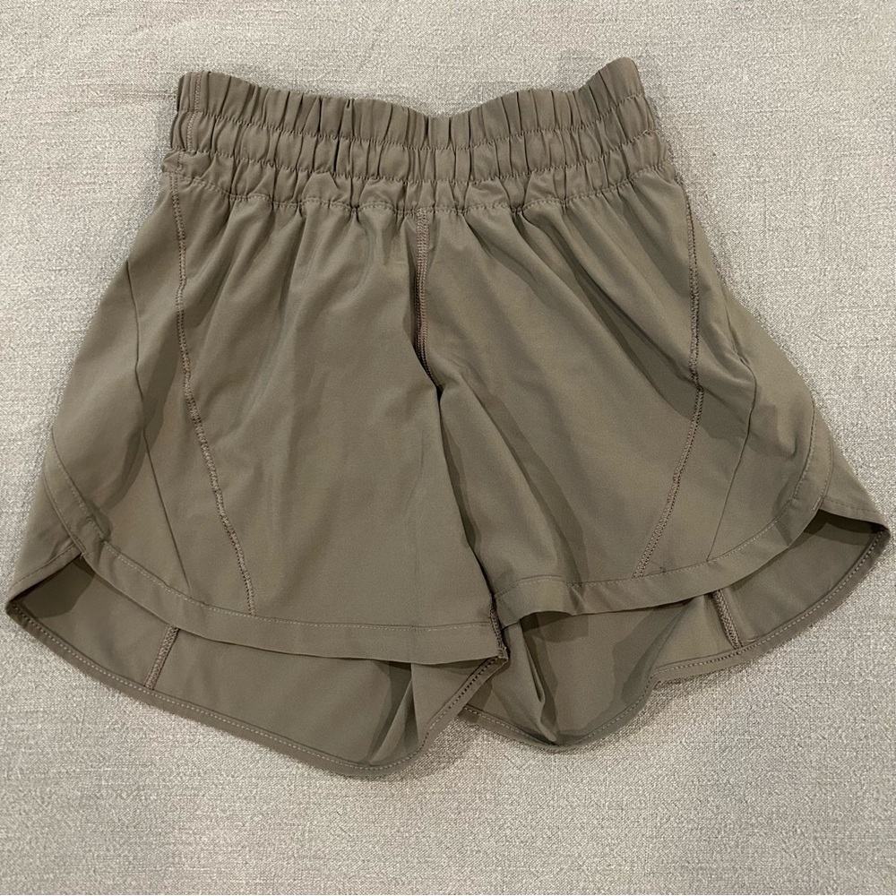 Lululemon Track That Mid Rise Lined Short 5” in olive green size 2